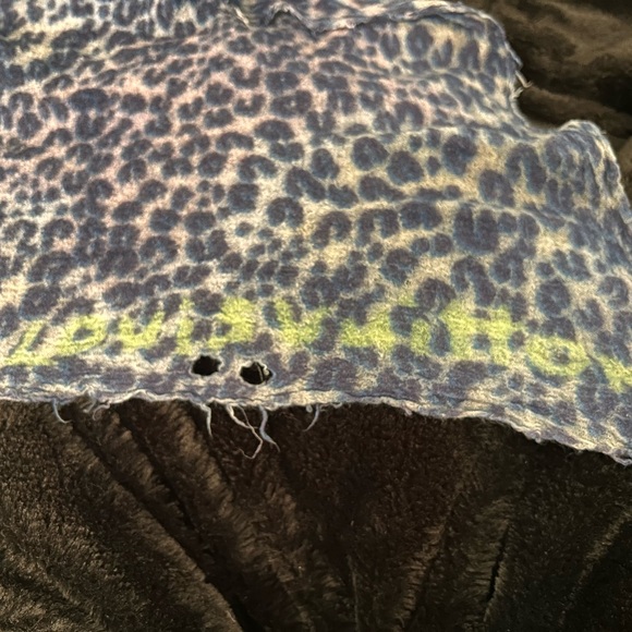 Louis Vuitton leopard scarf - Picture 3 of 15